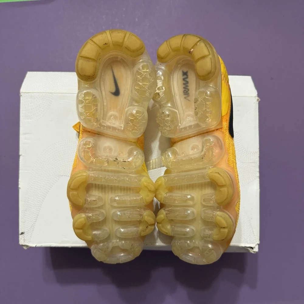 Nike Air VaporMax Moc 2 Slip-On Sneaker University Gold AJ6599-700 Women Size 7